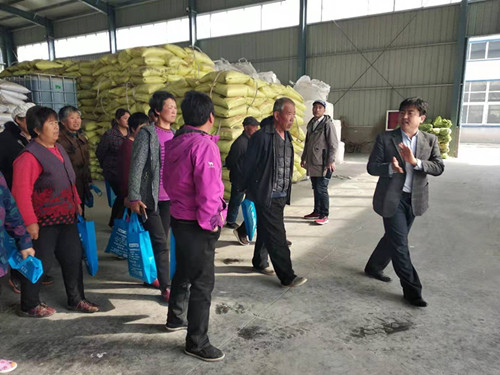 農(nóng)民代表廠(chǎng)區(qū)參觀(guān) 農(nóng)民代表廠(chǎng)區(qū)參觀(guān)